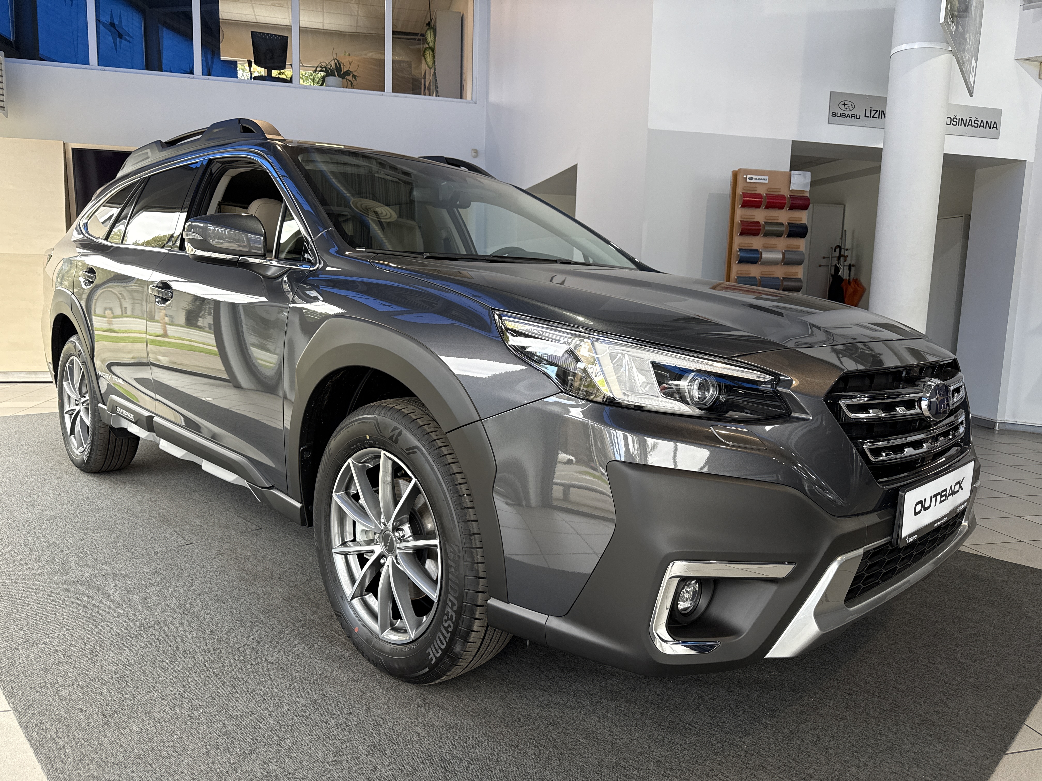 SUBARU OUTBACK IVORY Trail
